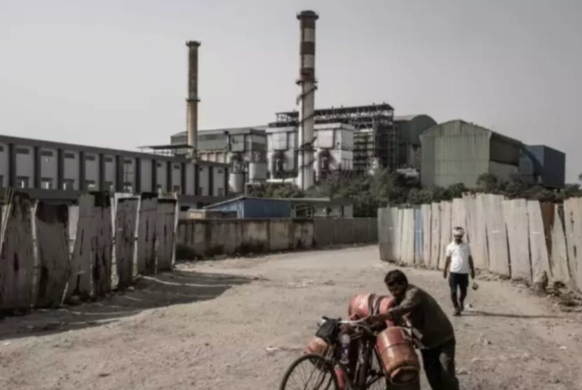 Ahead of Maharashtra, Delhi polls, Centre & city gas companies spar over CNG price