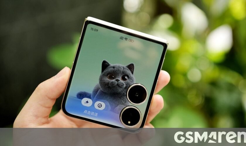 First hands-on photos of the Xiaomi Mix Flip 2 shared by DCS