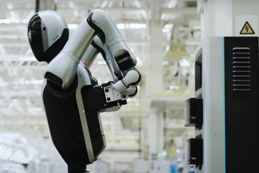 China launches world’s first robot that can run by itself 24/7 — watch it change its own batteries in unsettling new footage