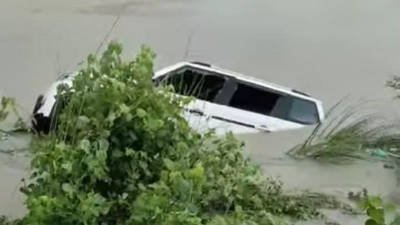 11 killed as vehicle plunges into canal in Uttar Pradesh