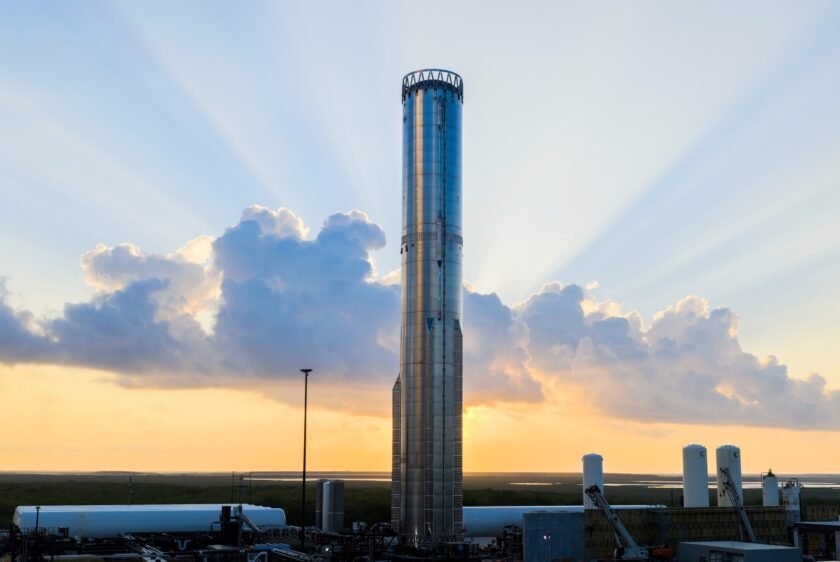 First next-generation Starship booster damaged in testing