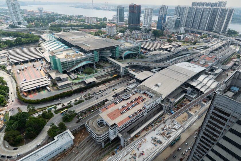 Singaporean couple recover lost handbag, $4,700 cash with aid of Malaysian immigration officers, Singapore News – AsiaOne