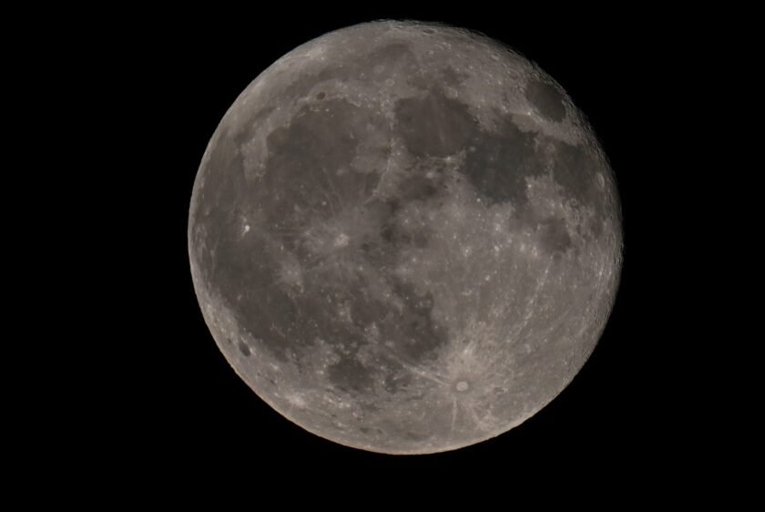 A little-known startup just used AI to make a moon dust battery for Blue Origin