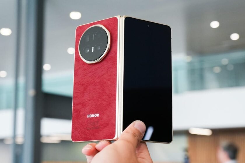 I tried Honor’s ultra-thin foldable phone at MWC 2026, and it’s almost too powerful
