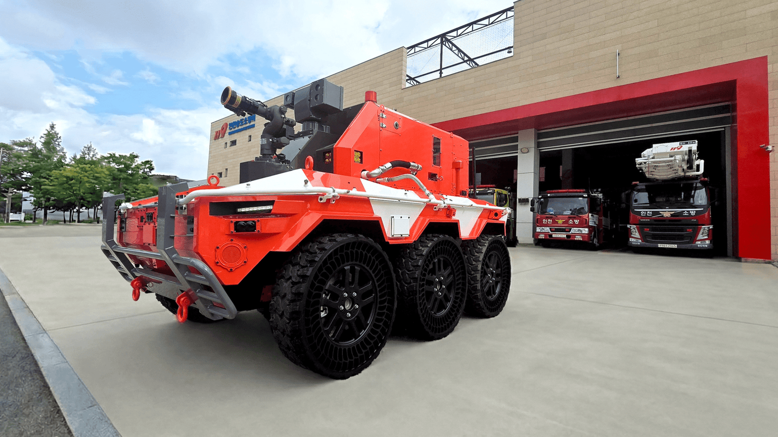 Autonomous firefighting robot can drive straight into a 1,000 degree blaze