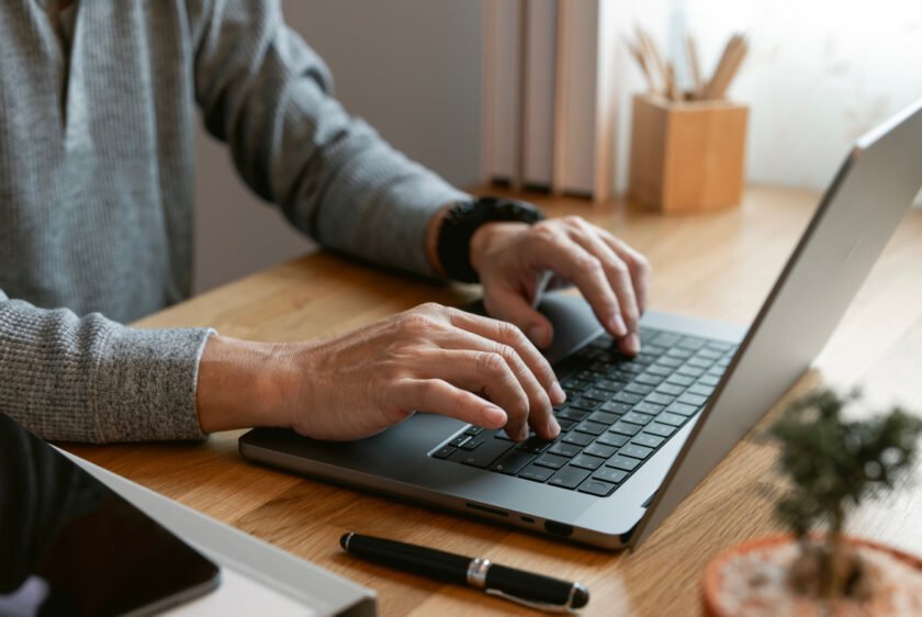 5 Laptops That Outshine The MacBook Air In Battery Life