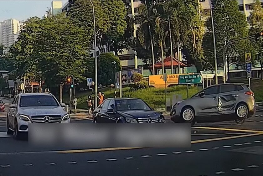 Kia MPV T-boned by Mercedes car at discretionary right turn in Ang Mo Kio, 2 taken to hospital, Singapore News – AsiaOne